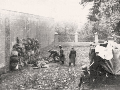 Un importante complejo de trabajos forzados en Stutthof existió desde septiembre de 1939 hasta el final de la guerra,​ donde se estima que 20, 000 polacos murieron como consecuencia de las ejecuciones, el trabajo duro y las condiciones adversas