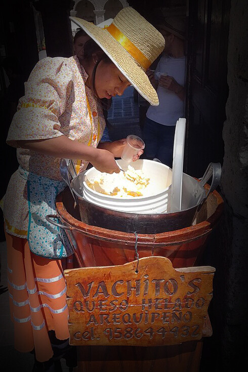 Vendedora de queso helado arequipeña, Arequipa, Perú