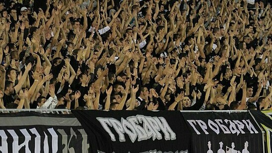 Il Tifo dei Partizan durante una partita. Oggi, lo spettacolo in campo non replica quello dei campioni d’Europa e il derby di Belgrado rimane tutt’ora una partita che si “gioca” più sugli spalti che sul prato d’erba