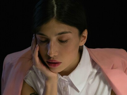 Essa discrepância revela um gargalo significativo entre a entrada sensorial e o pensamento consciente.
Nossos sistemas sensoriais, particularmente a visão, são capazes de processar enormes quantidades de dados. O olho humano sozinho pode transmitir informações a uma taxa de cerca de 10 milhões de bits por segundo