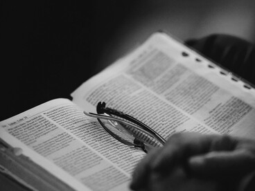El Evangelio de San Juan presenta una profunda reflexión sobre el Verbo divino, proclamando que la Palabra de Dios estuvo presente desde el principio de la creación