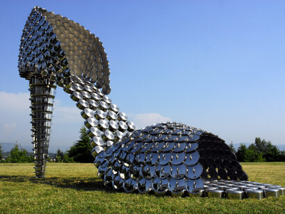 Joana Vasconcelos, *Carmen Miranda*, 2008. Panelas e tampas em aço inoxidável, cimento, 270 x 150 x 430 cm. Selfridgesʼ Art Collection, Londres. Obra produzida com o patrocínio de Silampos