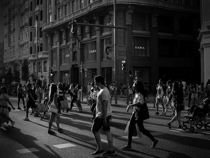Persone che attraversano la strada di una grande città: primo passo per cambiare il mondo, cambiare noi stessi