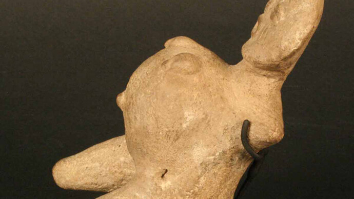 Figura antropomorfa: Embarazada
Materiales: Cerámica
Formativo Temprano. 2300 - 2200 a.C. Fase Valdivia, Fase 3.
Medidas: 134 mm de alto x 65 mm ancho