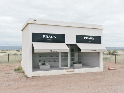 La falsa "tienda" de Prada se encuentra a las afueras de la ciudad de Valentine, en el solitario desierto de Chihuahua, en Texas, EE.UU.