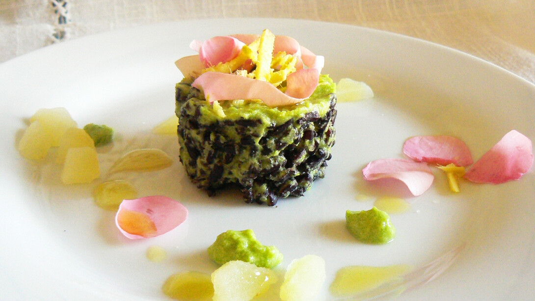 Riso Nero Venere con crema di piselli speziata e zenzero fresco  
