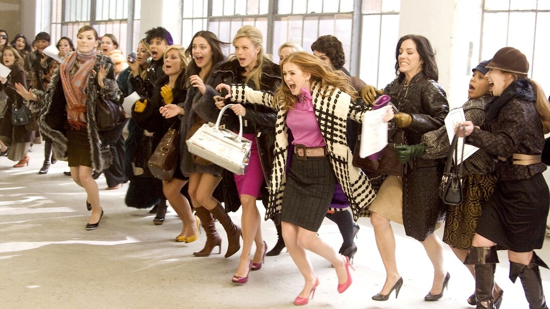 Decenas de personas entran corriendo en un centro comercial