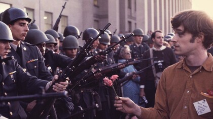 Un manifestante contra la guerra de Vietnam ofrece una flor a los soldados armados que protegen el perímetro del Pentágono, 1968