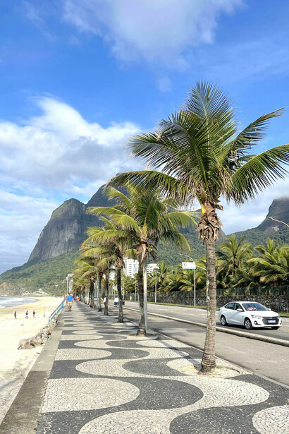 O mar azul de São Conrado, que por sua vez abraça a serra do Arpoador em São Conrado, no Rio de Janeiro, Brasil