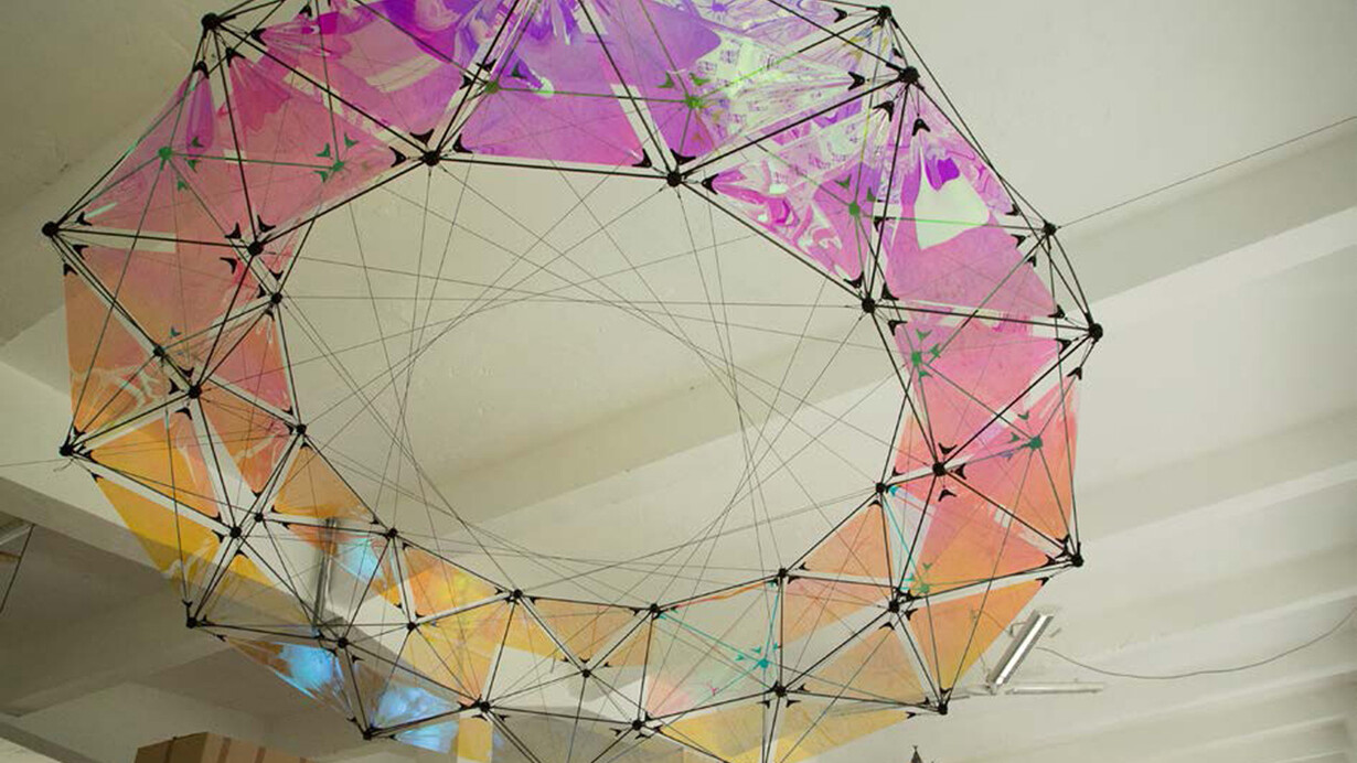 Tomas Saraceno, Ring Bell Iridescent, 2014, corda in poliestere, iridescent foil, Dacron, occhielli, fibra di carbonio, nylon, 50 x 280 x 280 cm, fotografia: Studio Saraceno, courtesy pinksummer, Genova