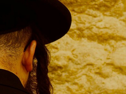 Un ultraortodoxo rezando en el Muro de los Lamentos