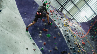 Persona si allena per affrontare delle scalate