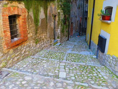 Guardia Sanframondi, Campania, Italia. Le strette strade lastricate e le scale di Guardia Sanframondi conducono attraverso il borgo medievale