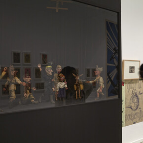 Vista de sala Arte Partisano con el Teatro de marionetas partisano de Eslovenia, de Lojze Lavric. Fotografía: Joaquín Cortès/Román Lores. Museo Nacional Centro de Arte Reina Sofía, 2014