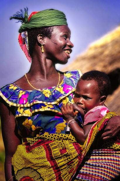 Benin, donna con bambino in un villaggio dei Paesi Songa, foto Sergio Pessolano