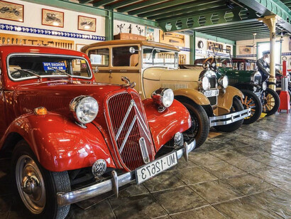 La colección creo recordar la comenzó con un automóvil Citroën 11 Ligero de 1934, un modelo que fue el primer coche con tracción delantera de la historia y que resultaba ser una innovación puntera para la época