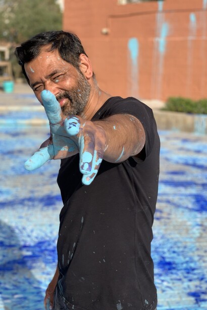Imran Qureshi, Out of Blue, 2020. Installazione site specific  creata in collaborazione con la Zindagi Trust Foundation e Shehzad Roy per sostenere la Khatoo-i-Pakistan Government Girls School. Courtesy of the artist