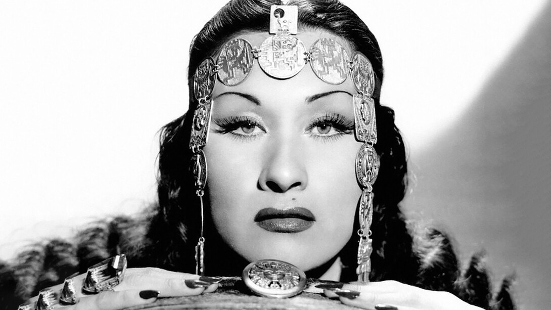 Yma Sumac. Grandie dans des paysages sauvages idylliques, sa bravoure vocale viendrait des échos des oiseaux qui l'entouraient depuis son enfance