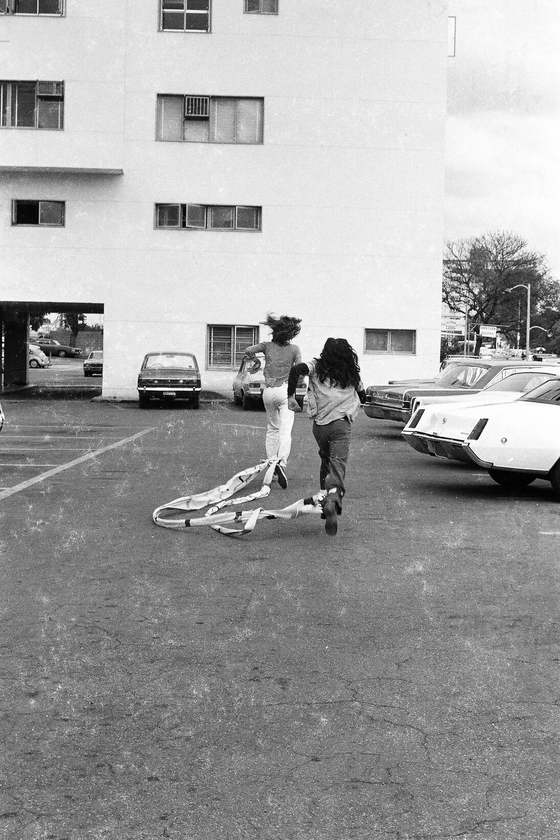 Eugenio Espinoza, Untitled, 1973, Performed as part of Textiles, grids, post cards, Galeria Conkright, Caracas, 1973. Black and white photograph, Courtesy the artist