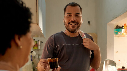 Minha tia, com sua filosofia de não aceitar favores, reflete uma prática antiga que lembra a teoria da dádiva de marcel mauss, onde o ato de retribuir é uma obrigação social que perpetua laços e hierarquias