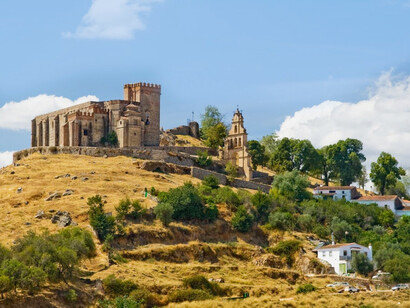 Vengo del pueblo con el cuerpo impregnado de ese olor a leña, que el frío de las calles del invierno ennoblece el sentido de lo rural