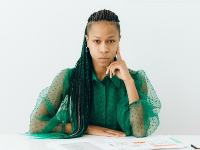 Mulher comerciante em sua oficina