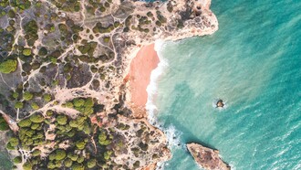 Vista de cima, praia no Distrito de Faro, Portugal