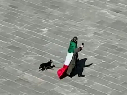Flash mob con la bandiera italiana