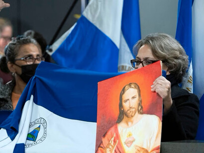Un grupo de nicaragüenses espera a los presos políticos excarcelados en el aeropuerto de Dulles, Washington D. C.