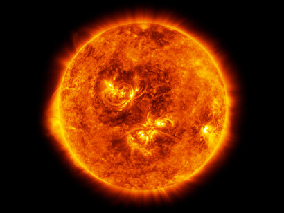 El Sol es una estrella de tipo-G de la secuencia principal y clase de luminosidad V que se encuentra en el centro del sistema solar 