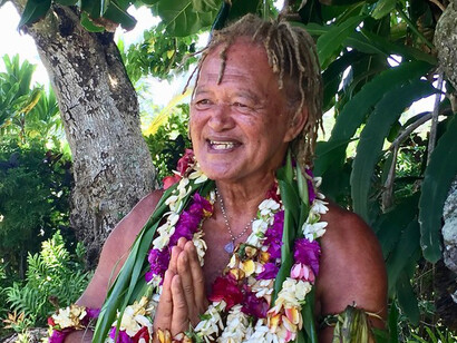 Pa, una specie di santone e una vera celebrità, conosce tutti i rimedi  da ricavare da piante  ed erbe locali. Ph Micaela Zucconi

