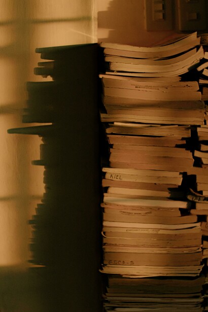 Antiguos tomos de literatura en la mesa de una biblioteca