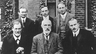 De izquierda a derecha: Sigmund Freud, Stanley Hall, C.G. Jung. Fila de atrás, de izquierda a derecha: Abraham A. Brill, Ernest Jones, Sándor Ferenczi, 10 de septiembre de 1909, en la Universidad Clark