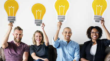 A ideia de que inovação é cultura se fortalece quando observamos organizações que, mesmo com recursos limitados, conseguem reinventar produtos, processos e serviços de forma extraordinária. Essas empresas não dependem apenas de máquinas ou softwares, elas contam com equipes que se sentem livres para propor ideias, arriscar caminhos diferentes e aprender com erros. A inovação se manifesta em pequenas atitudes, como a liberdade de sugerir melhorias no fluxo de trabalho, a troca colaborativa entre áreas antes isoladas, a curiosidade genuína por tendências futuras e a disposição de questionar modelos que já não fazem sentido. A tecnologia, nesse contexto, é uma ferramenta poderosa, mas secundária, o motor da inovação é humano