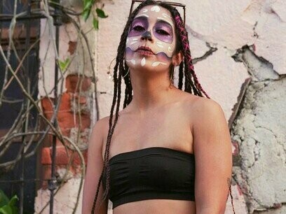 Vista por nós do campo da moda como estética de resistência, A estética latina, quando vivida de dentro para fora, não é apenas alegre ou colorida, ela é resistente. Vem de realidades onde o fazer manual é mais do que técnica: é sobrevivência, cultura viva e herança familiar