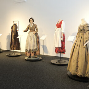 Die Ober­österreicherin. Dirndl. Kleid, ausstellungsansicht. Mit freundlicher genehmigung des Schlossmuseums Linz