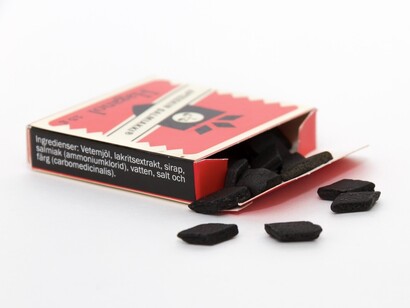 Caja de “salmiakki”, caramelos de regaliz negro nacidos en Finlandia