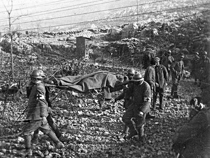 Trasporto di un ferito sul Carso