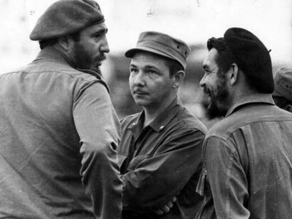 Los hermanos Castro con el Che