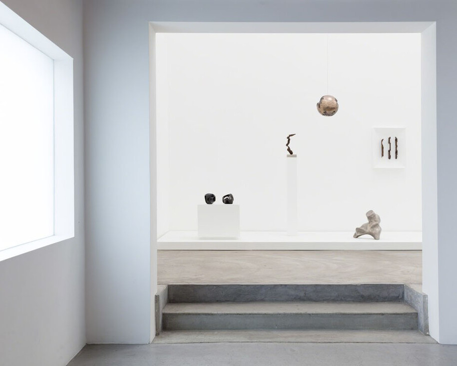 Transmission, Exhibition view. Courtesy of Anat Ebgi