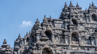 Borobudur:  es el templo budista más grande del mundo y es una de las visitas indispensables en un viaje a Indonesia. Se encuentra en el centro de la isla de Java, muy cerca de la ciudad de Yogyakarta, capital cultural del país