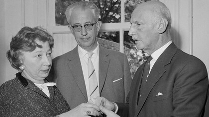 Otto Frank (primo a destra) fotografato presso la Fondazione Casa di Anne Frank, Amsterdam nel 1961