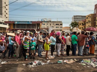 Colas para adquirir alimentos en los supermercados venezolanos