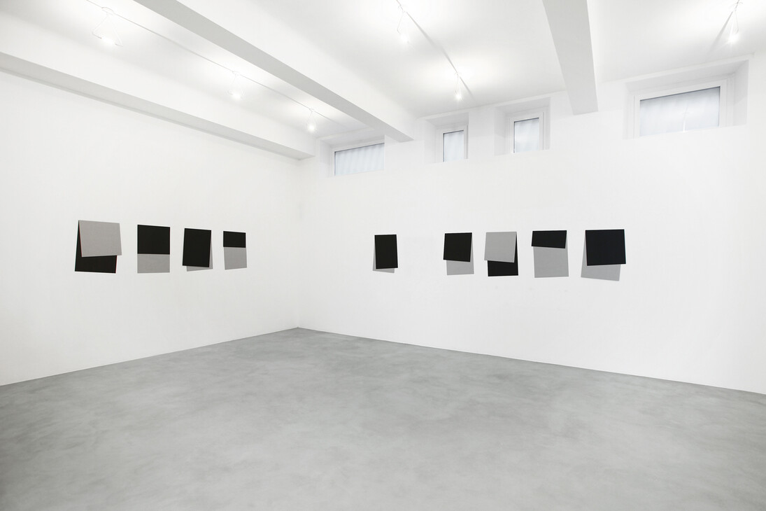 Grazia Varisco, Risonanza al tocco, 2010 Acciaio, 200x50 cm Courtesy A arte Invernizzi, Milano. Foto Thomas Libis, Milano