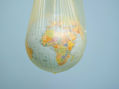 O resultado? O estresse bovino diminui o apetite do animal, o que, por sua vez, reduz drasticamente a produção de leite e a taxa de natalidade. Menos leite, menos queijo, menos carne, menos bezerros. É um efeito cascata que impacta diretamente o produtor e o consumidor