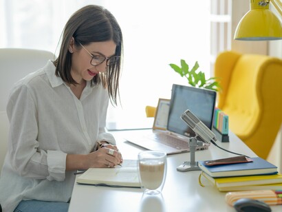 Content creator. Il suo lavoro parte da un’attività di ricerca finalizzata a individuare gli argomenti cosiddetti ‘trend’, argomenti che in un dato momento riscuotono un grande successo in rete