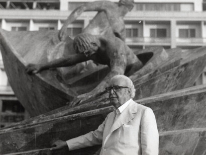Carmelo Mendola davanti alla fontana il giorno dell'inaugurazione