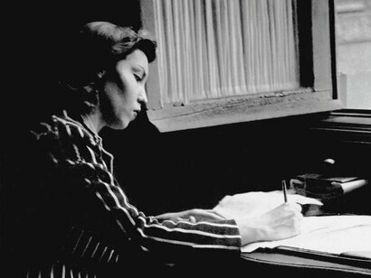 Retrato de Clarice Lispector na época em que trabalhava como jornalista para o Departamento de Imprensa e Propaganda do governo de Getúlio Vargas, em 1941. Anos depois, sua literatura ajudaria a redefinir a prosa brasileira ao transformar a linguagem e a introspecção em elementos centrais da narrativa