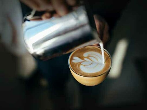 Preparazione di una tazza di caffè al bar. L'hacking wi-fi è una delle forme più comuni di attacchi informatici