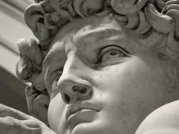 Basta con questo mondo che vuole mostrarti sempre qualcosa di grandioso, mentre calpesta la leggerezza dei respiri più semplici